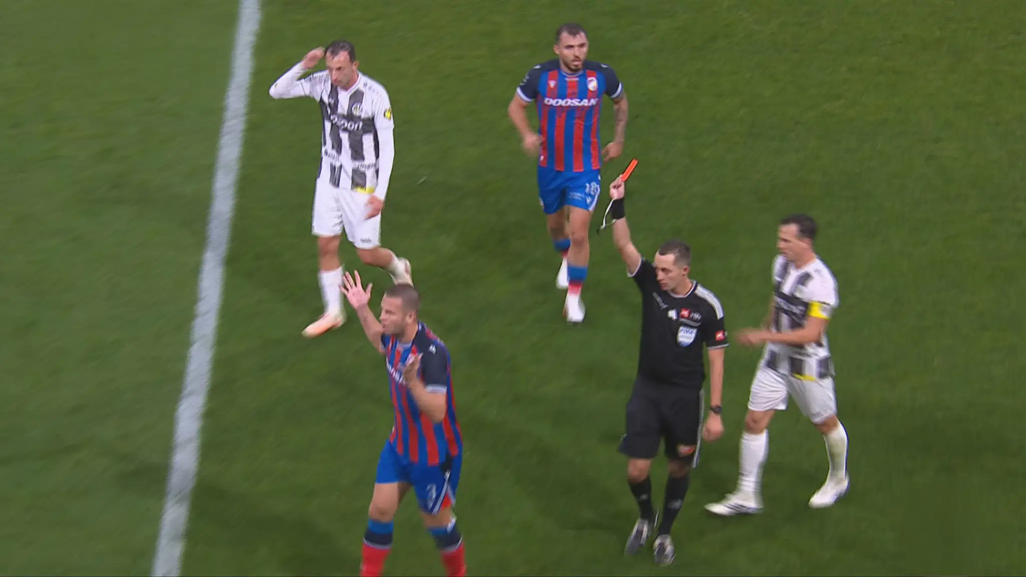 Denis Vavro videl červenú kartu.