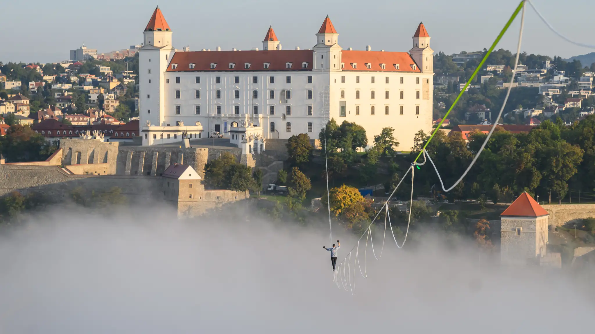 Estónec vo výške 100 metrov nad Bratislavou chce prekonať rekord.