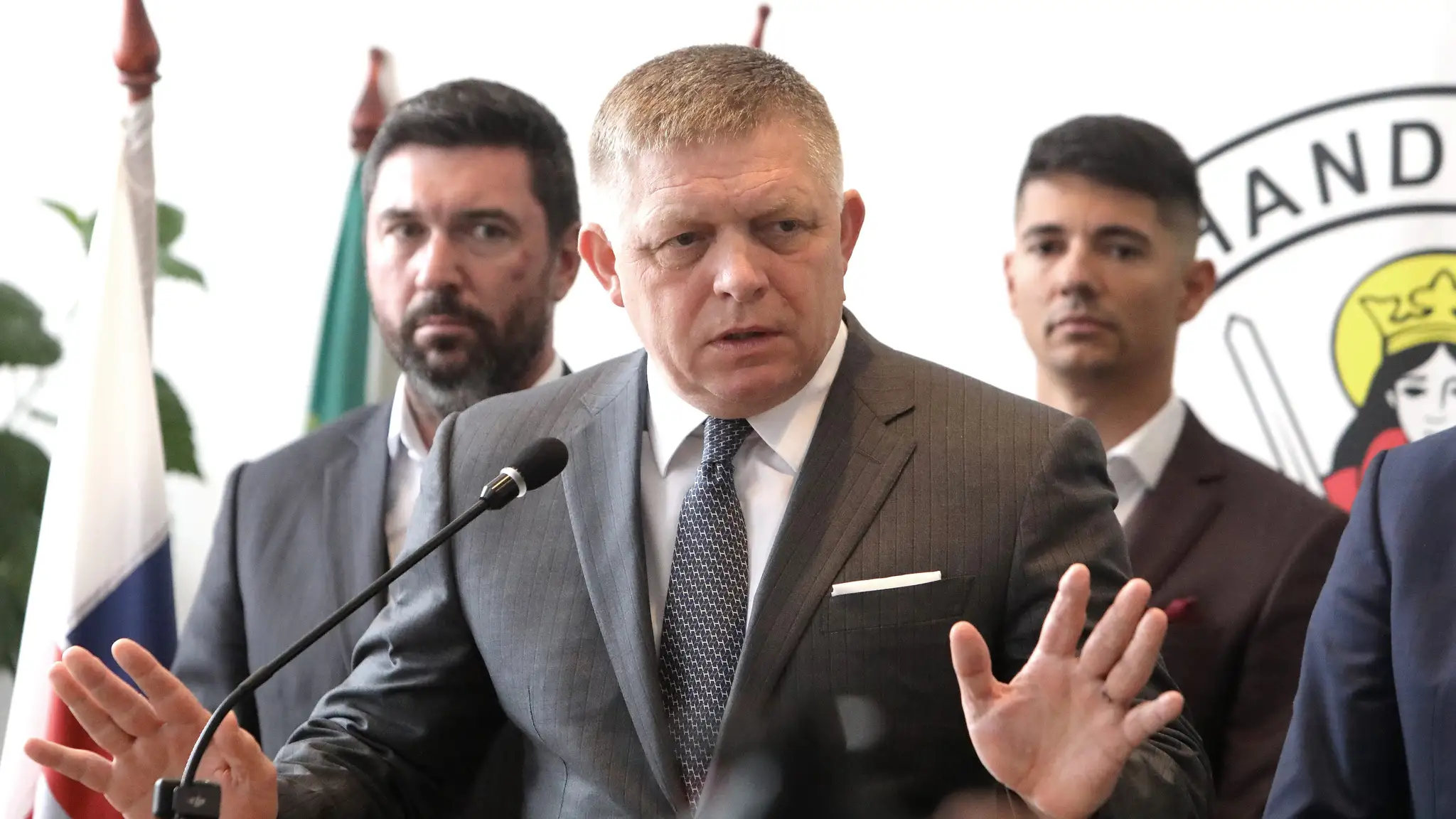 Na snímke zľava minister pôdohospodárstva a rozvoja vidieka SR Richard Takáč (Smer-SD), predseda vlády SR Robert Fico (SMER-SD) a predseda Zboru poradcov predsedu vlády SR Erik Kaliňák.