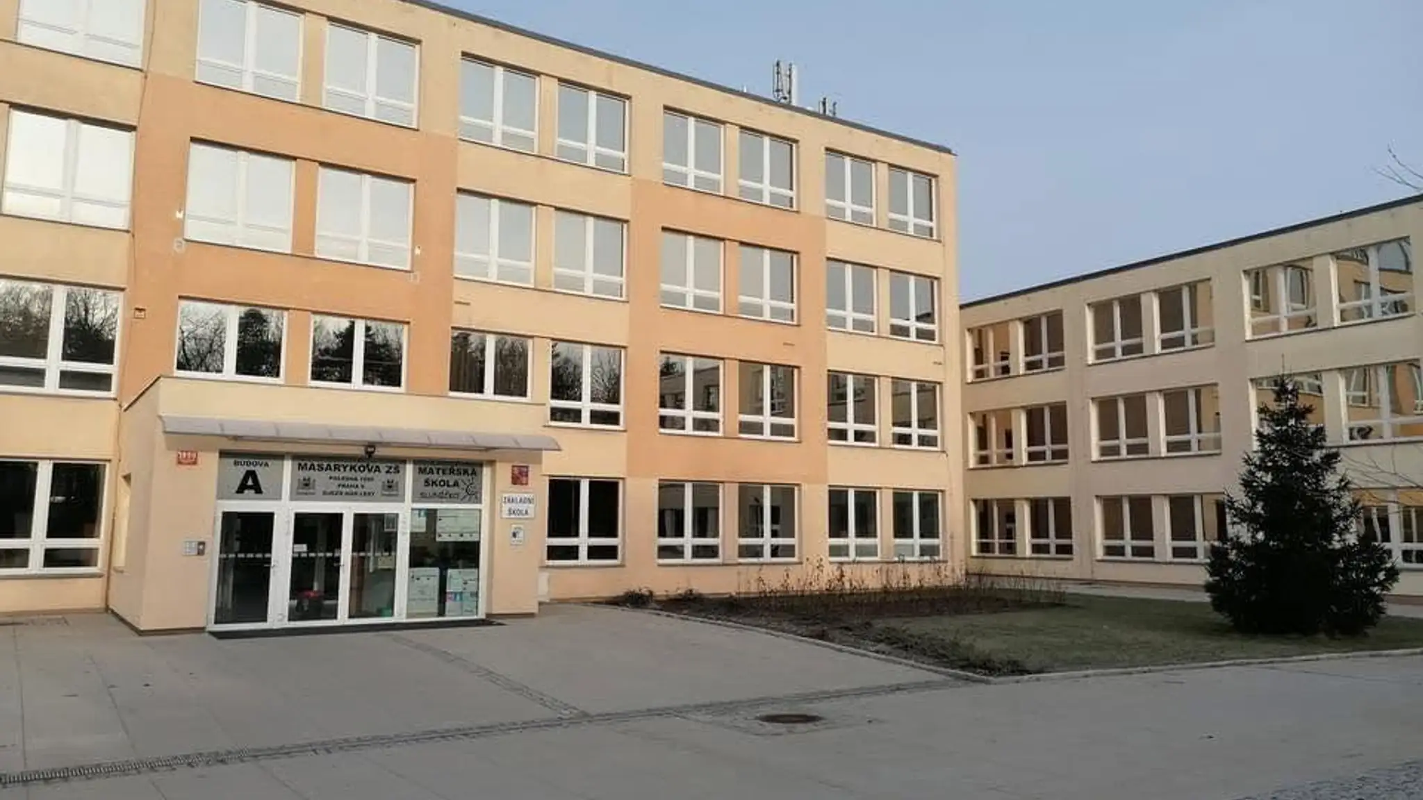 Masarykova základní škola - Újezd nad Lesy.