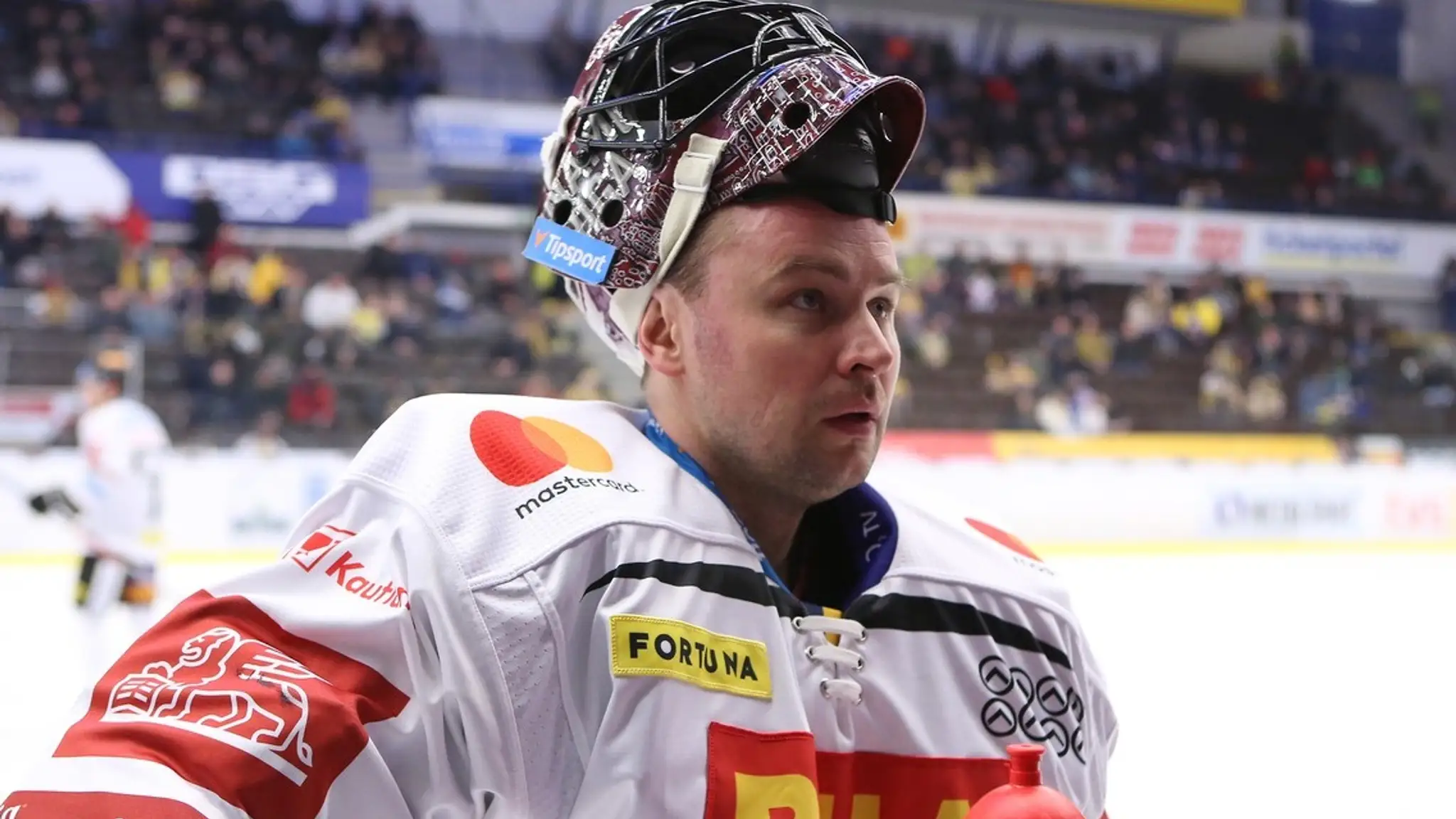 Na archívnej snímke z roku 2022 Július Hudáček v drese HC Sparta Praha.