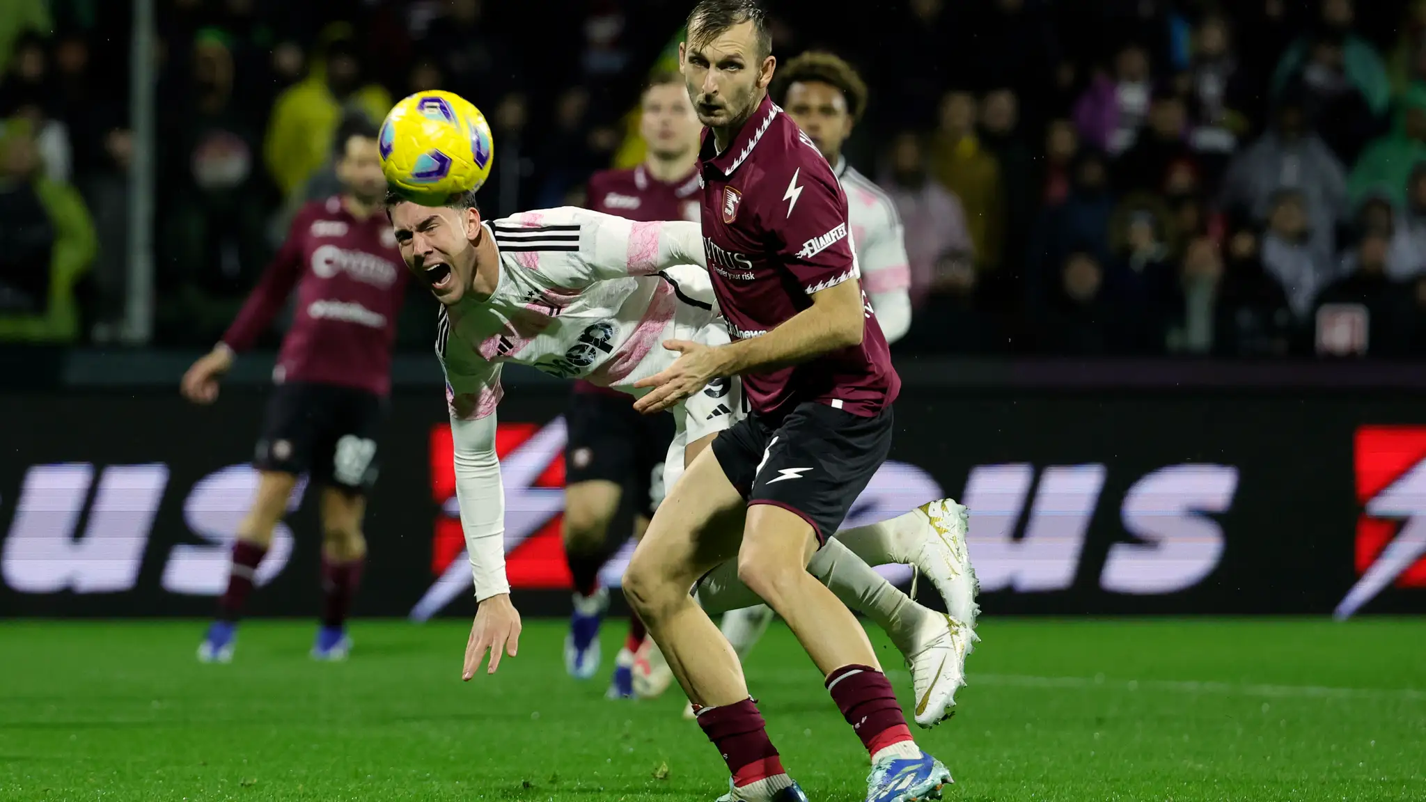 Slovenský futbalista v drese Salernitany Norbert Gyömbér (vpravo) a hráč Juventusu Dušan Vlahovič