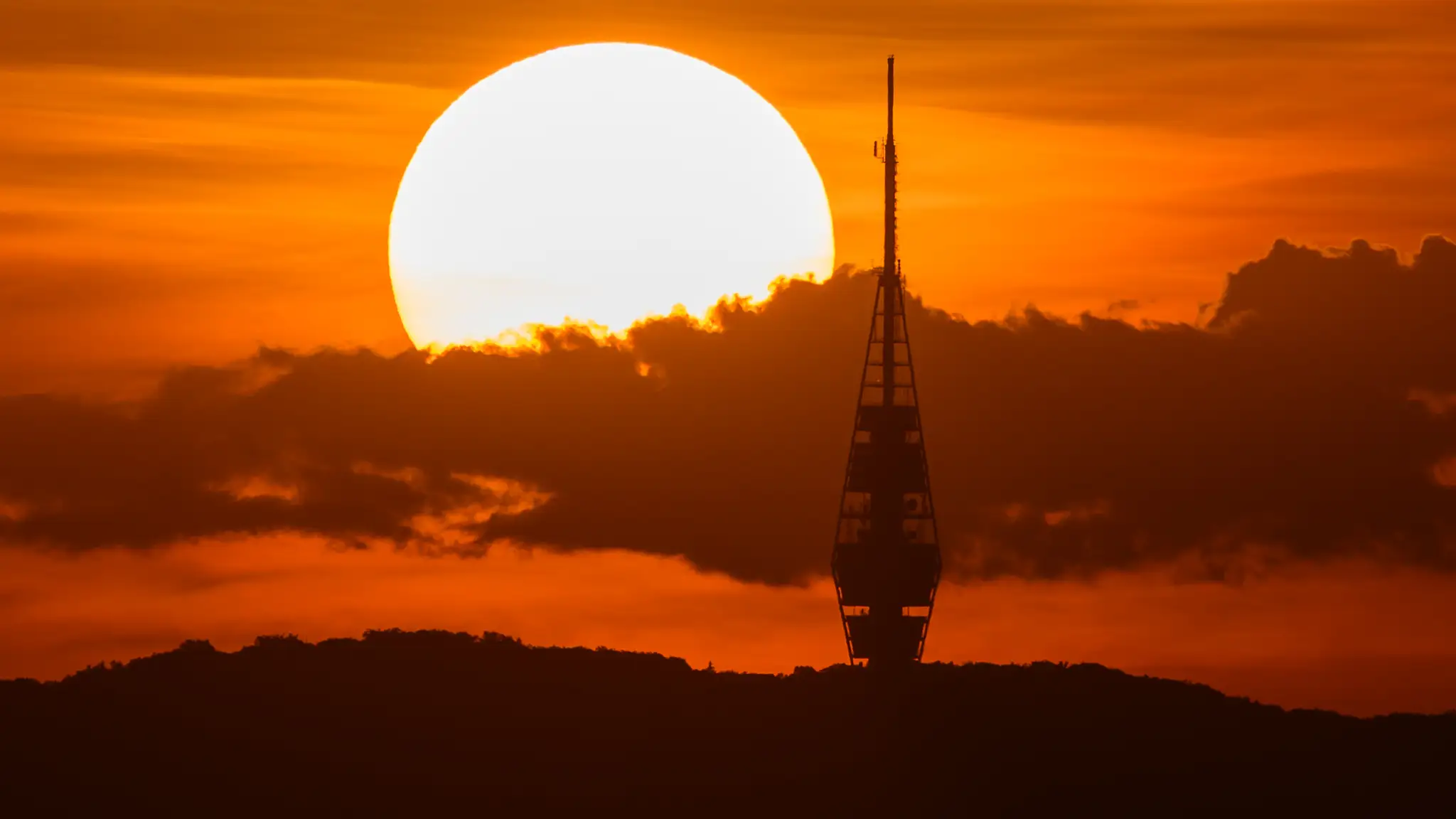 Na snímke z Mosta pri Bratislave pohľad na televíznu vežu Kamzík