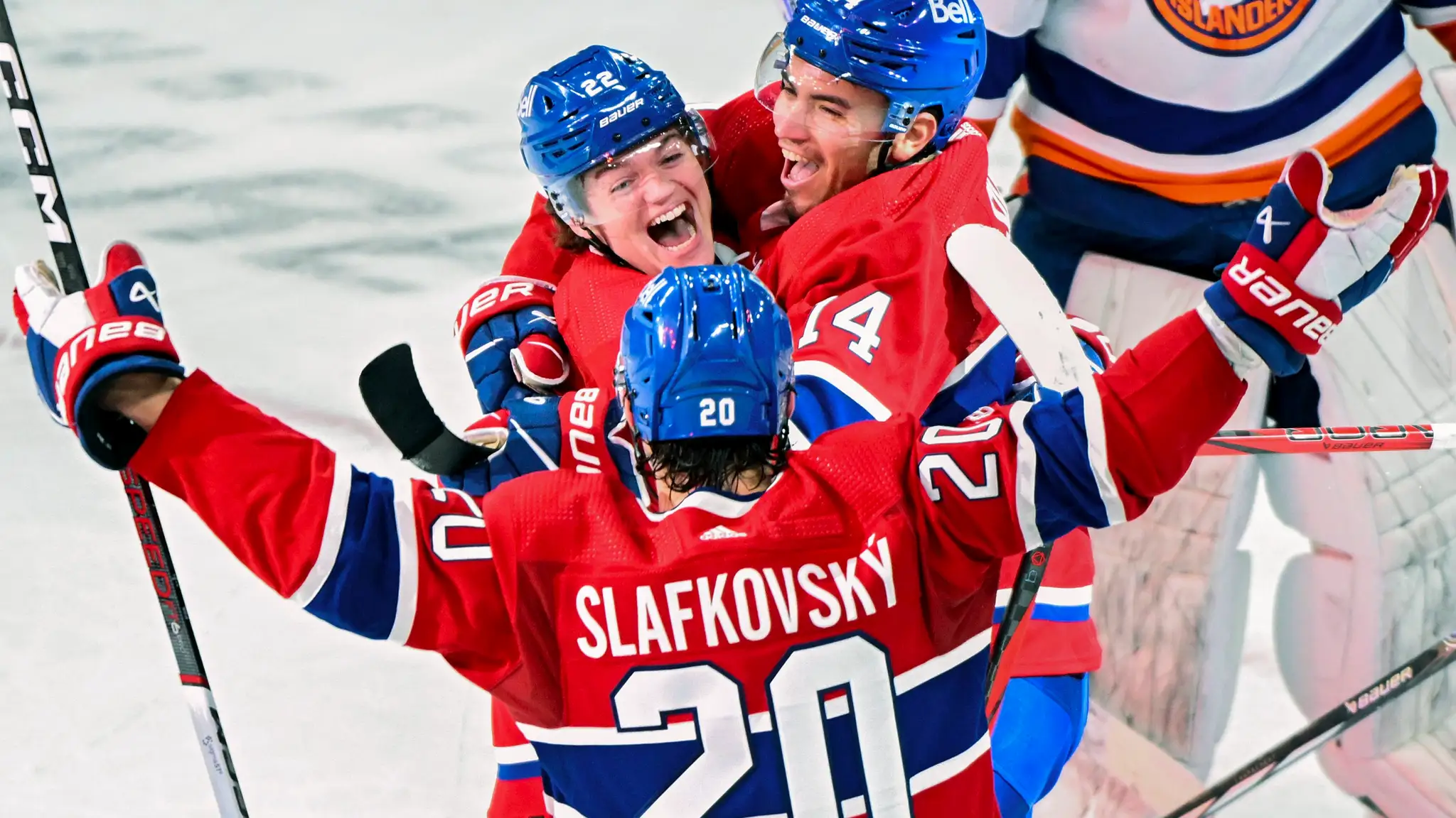 Cole Caufield (v strede), Nick Suzuki a Juraj Slafkovský oslavujú gól.