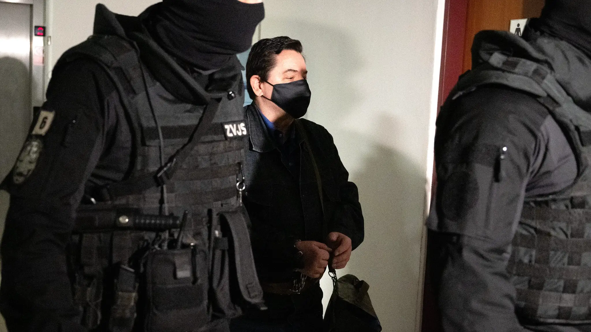 Na snímke uprostred obžalovaný Marian Kočner prichádza na súdny proces v kauze objednávky vraždy novinára Jána Kuciaka.