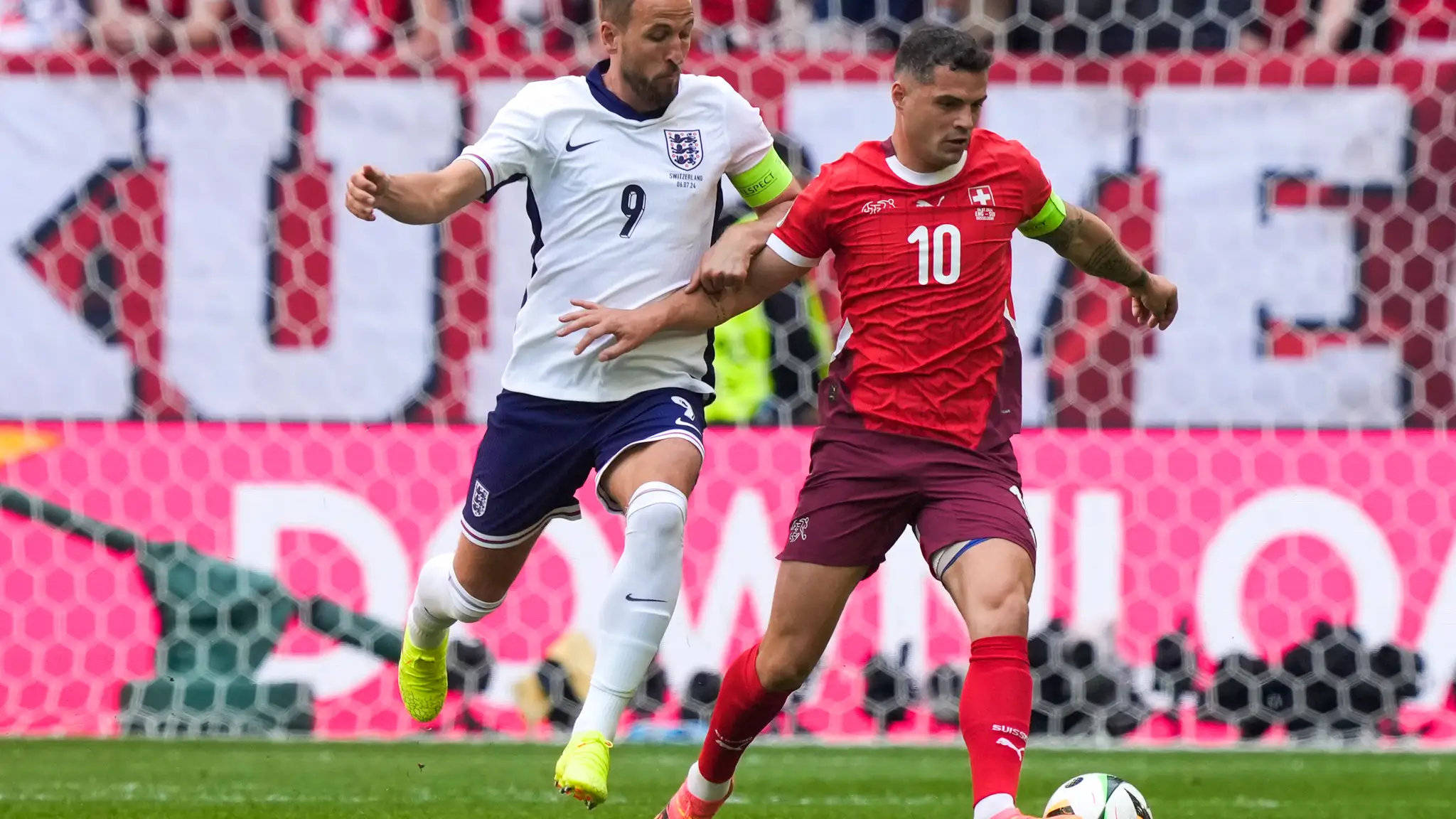 Anglický futbalista Harry Kane (vľavo) a švajčiarsky futbalista Granit Xhaka.