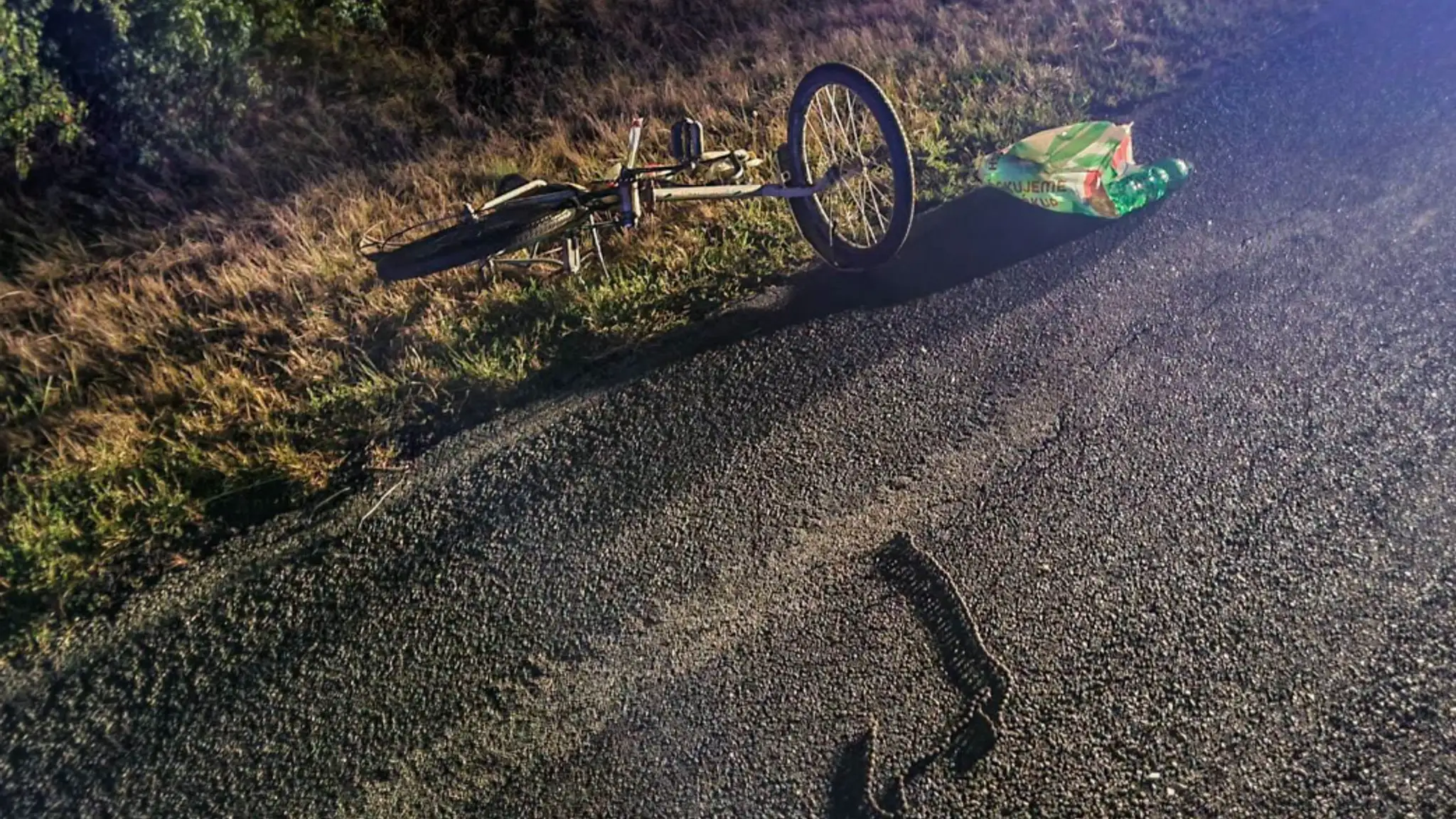 Zábery na zničený bicykel po tragickej nehode v okrese Trebišov.