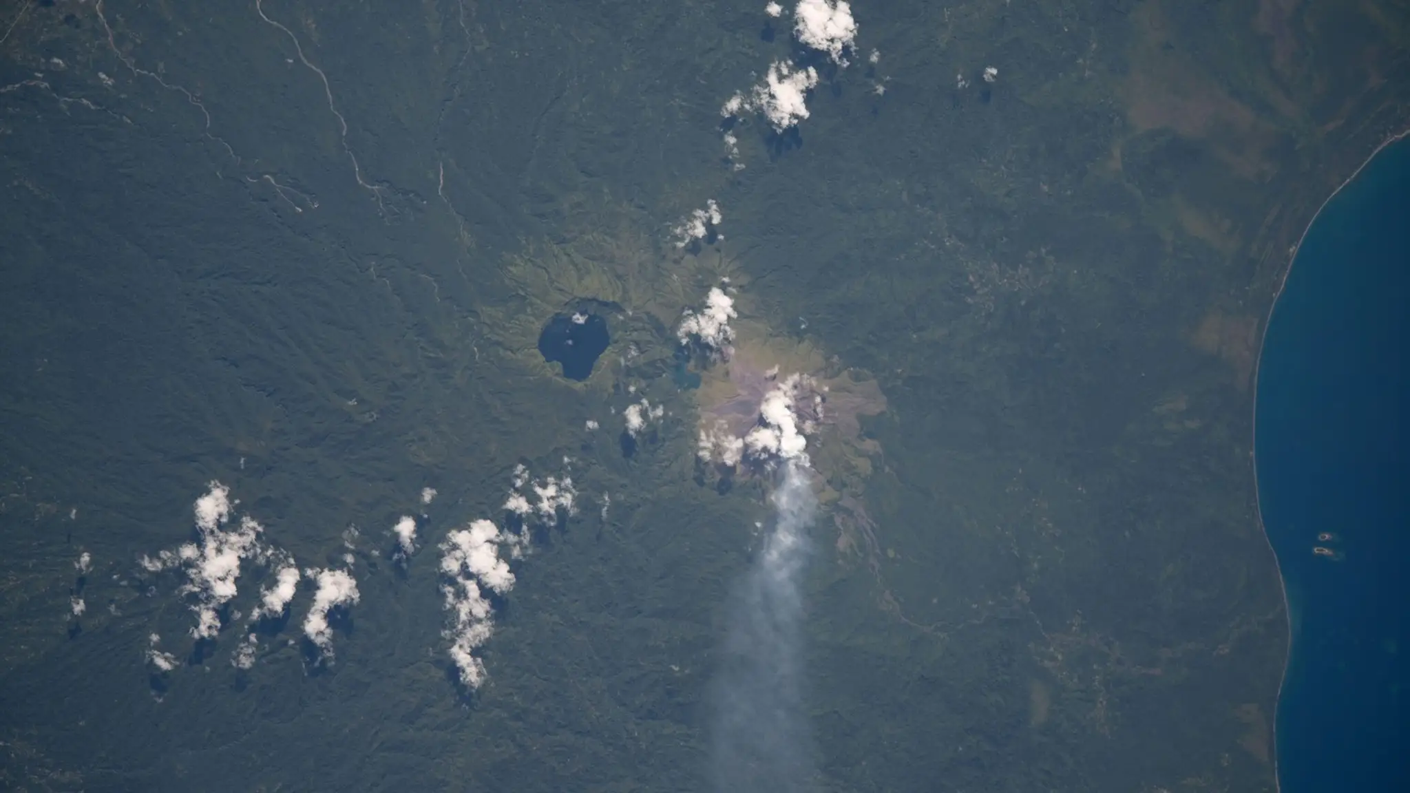 Jazero Billy Mitchell Crater Lake a aktívna sopka Bagana na ostrove Bougainville.