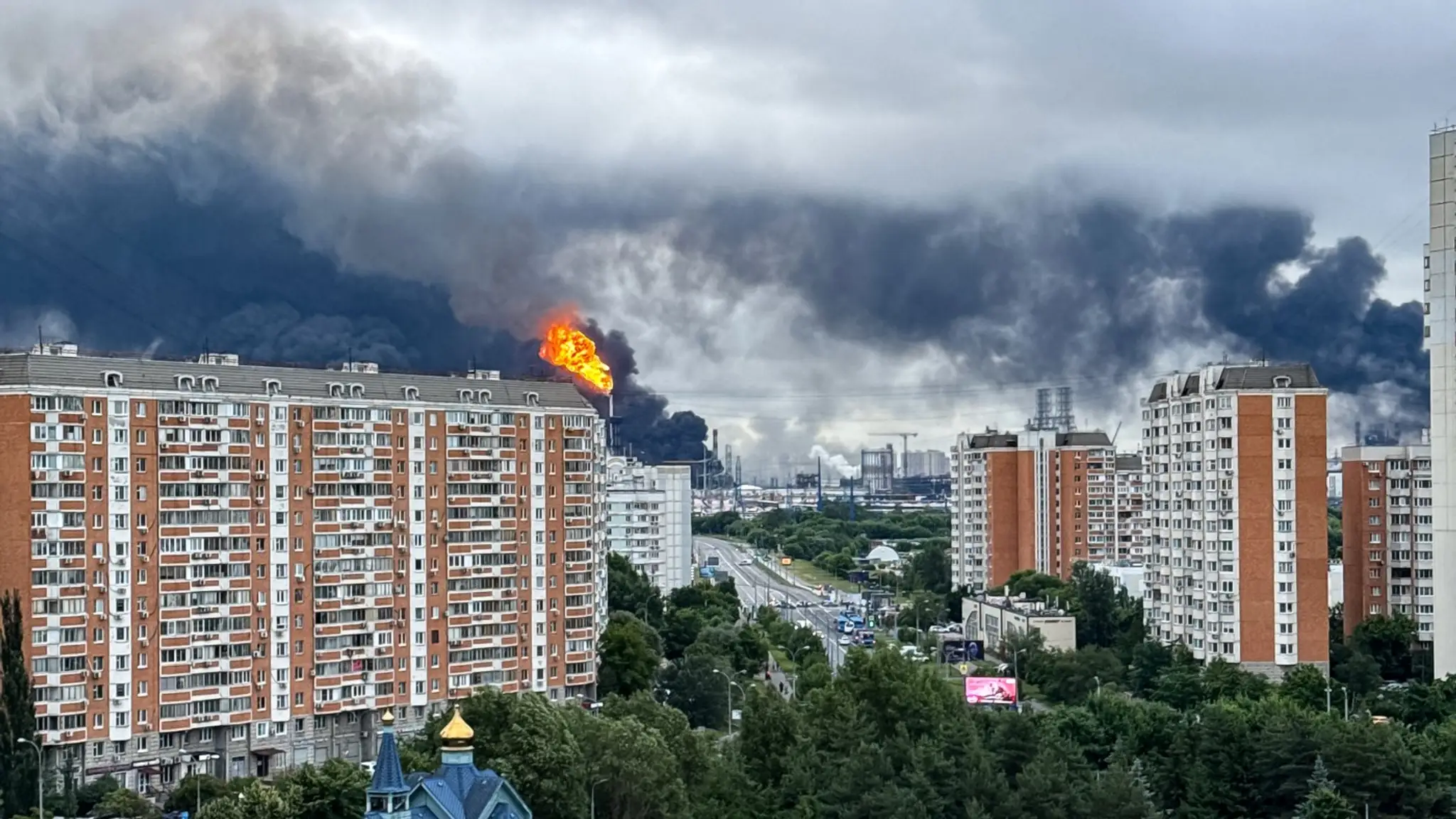 Z areálu moskovskej ropnej rafinérie ruského ropného koncernu Gazprom Neft na juhovýchodnom okraji Moskvy stúpa čierny dym.