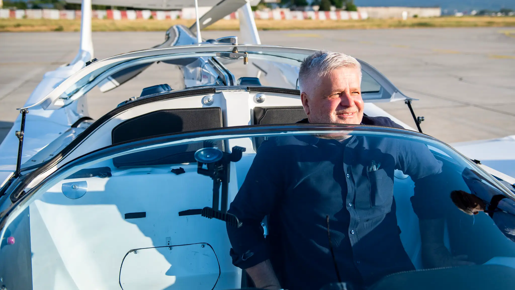 Na snímke z júna 2021 zhotoviteľ lietajúceho auta Aircar Štefan Klein po prílete z Nitry na Letisko Milana Rastislava Štefánika v Bratislave.