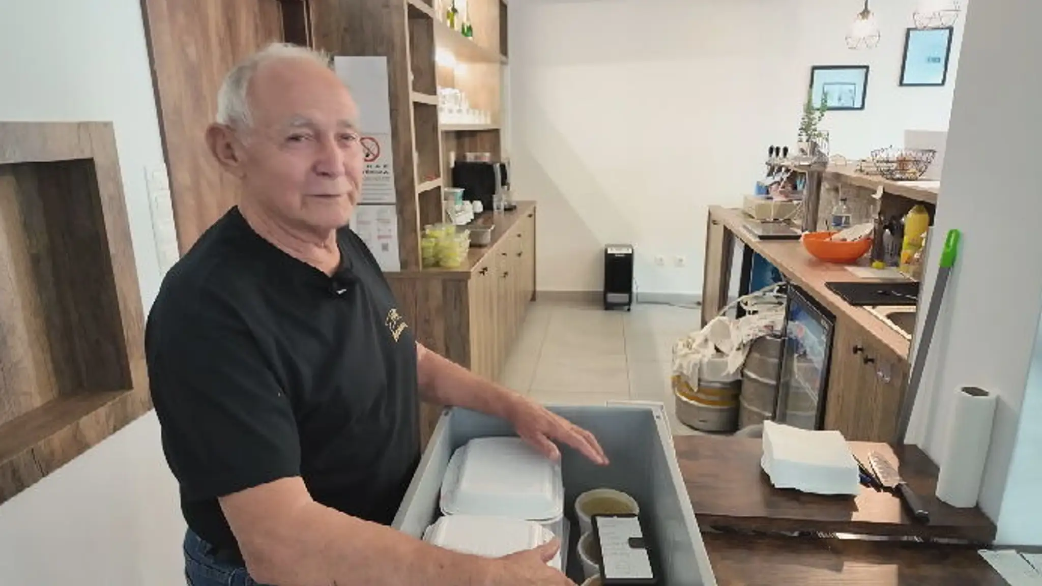 Na snímke dôchodca Ján Fek, ktorý ma 79 rokov a vo Svidníku roznáša obedy.