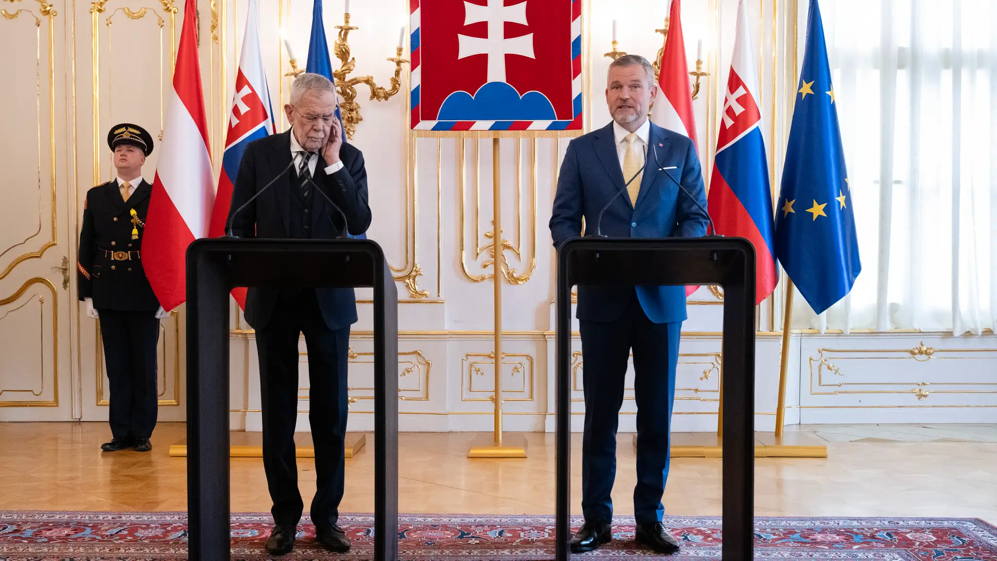 Na snímke prezident SR Peter Pellegrini (vpravo) a rakúsky prezident Alexander Van der Bellen (vľavo)