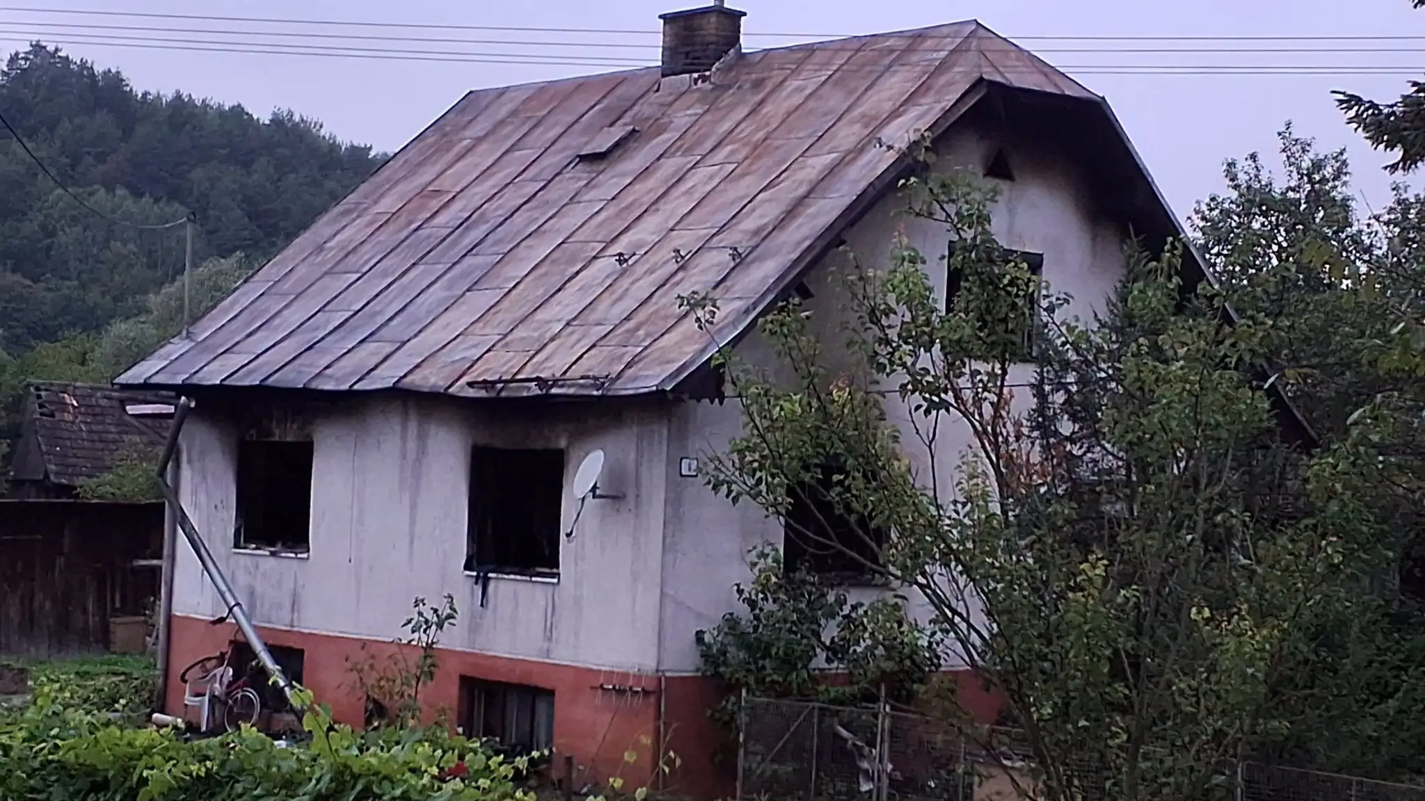 Dom po požiari.