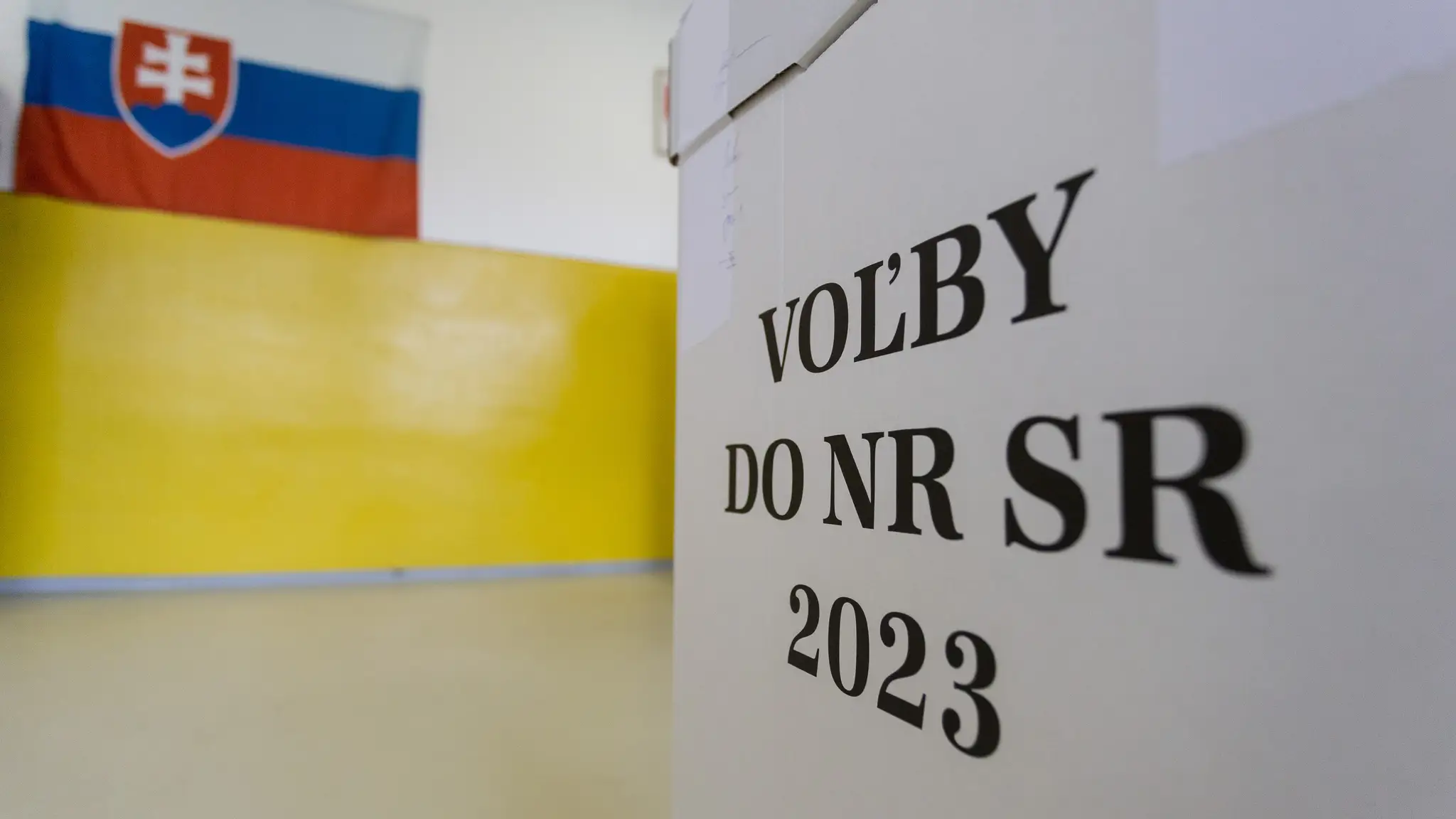 Na snímke zástava Slovenskej republiky s volebnou schránkou v priestoroch základnej školy v pohraničnej obci Čierne.