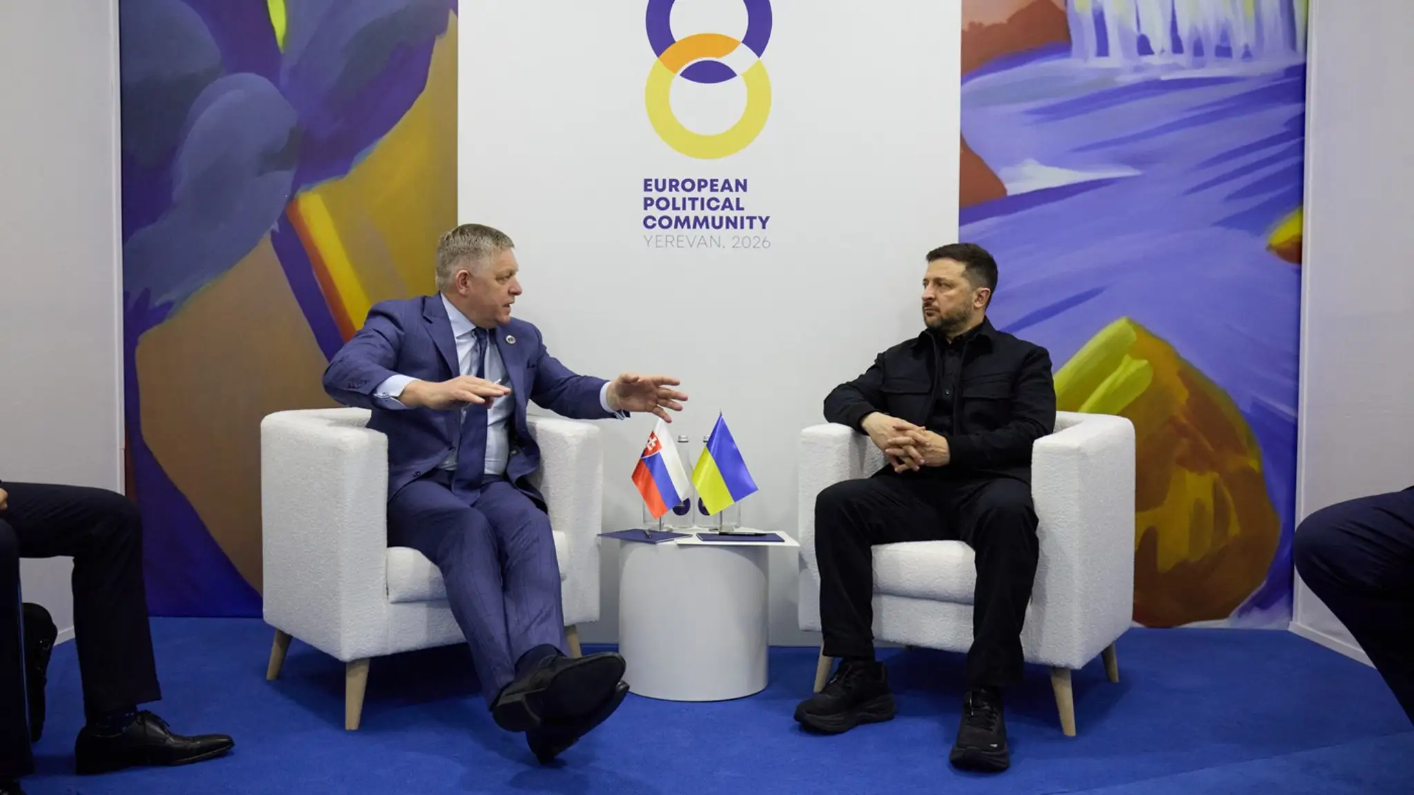 Premiér SR Robert FIco a ukrajinský prezident Volodymyr Zelenskyj počas stretnutia v Jerevane.