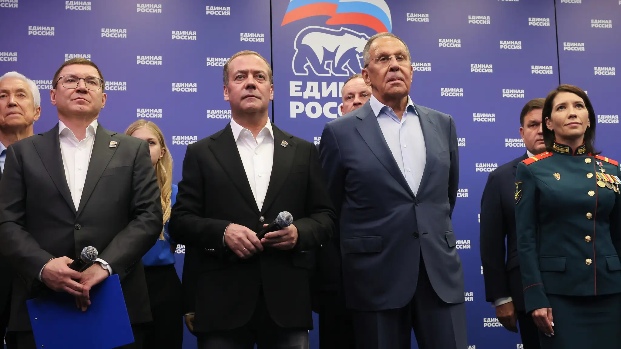 Na snímke ruský exprezident a predseda strany Jednotné Rusko Dmitrij Medvedev (uprostred) a ruský minister zahraničných vecí Sergej Lavrov (uprostred vpravo) sledujú predčasné výsledky parlamentných volieb v Moskve.