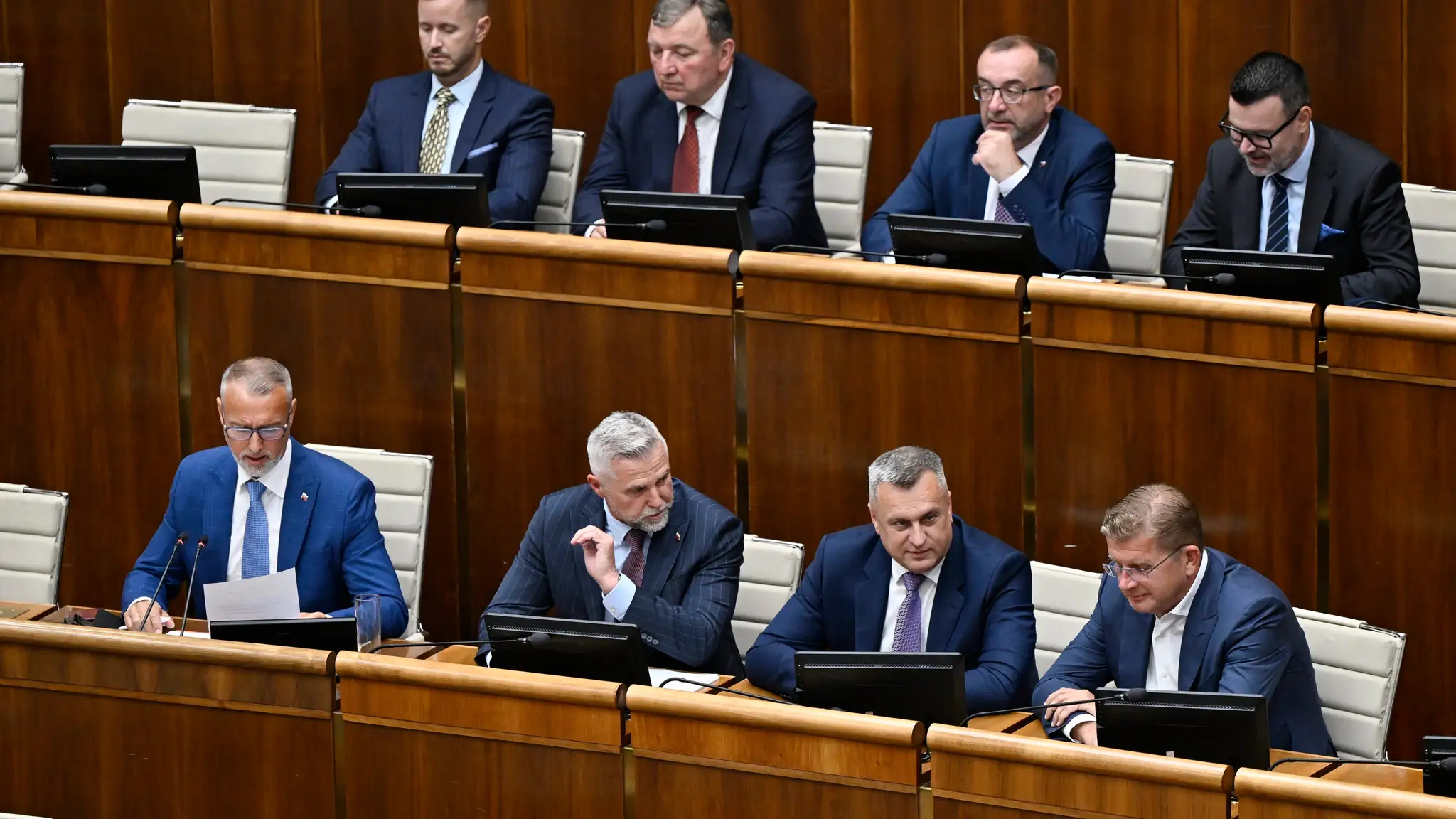 Koaliční poslanci.