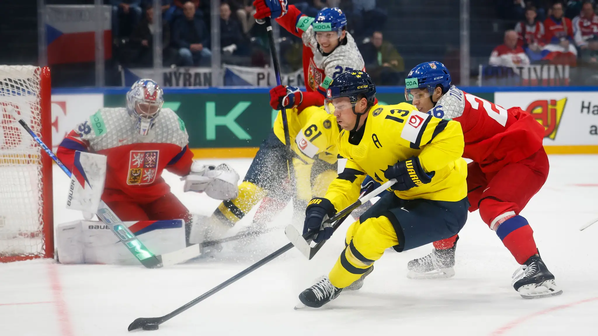 Hráč Švédska Lucas Raymond (druhý sprava) a hráč Česka Jiří Ticháček.