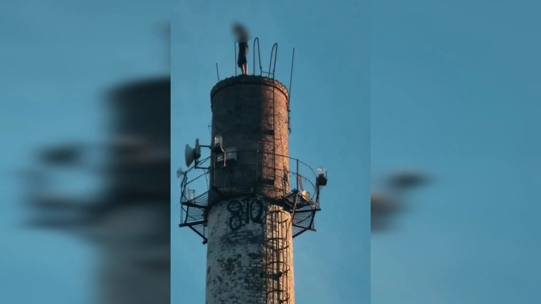 Mladý muž vyliezol na komín