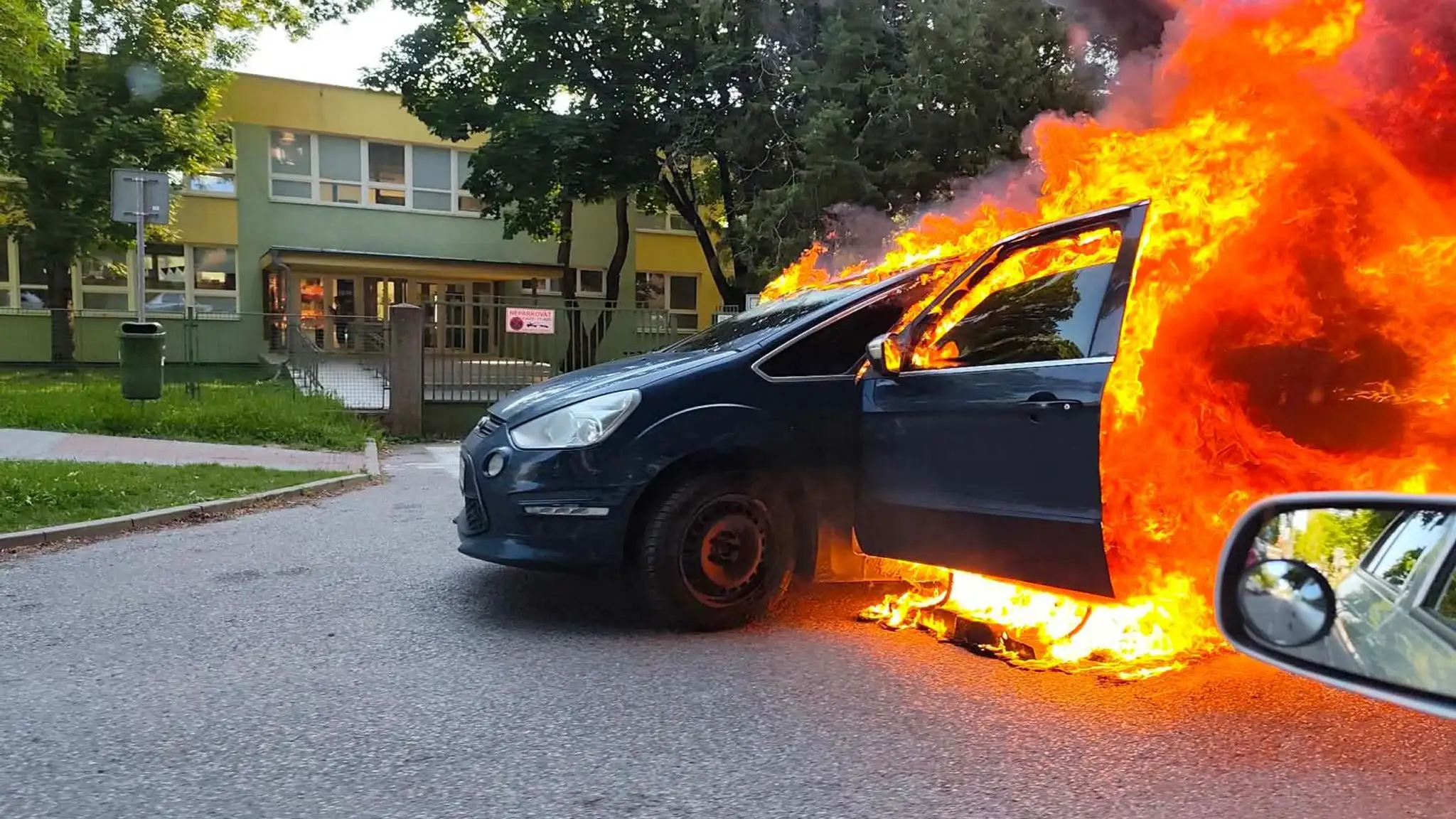 Požiar auta v Šali