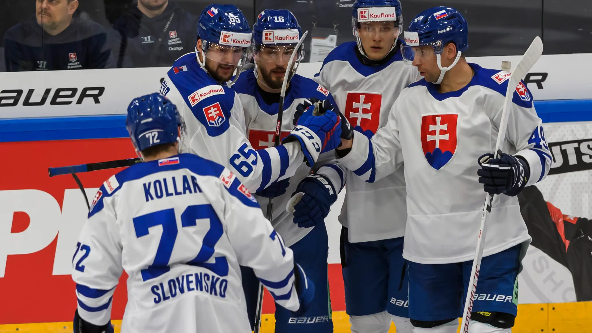 Na snímke slovenskí hokejisti sa tešia z gólu, zľava Andrej Kollár, Martin Bučko, Róbert Lantoši, Andrej Kukuča a Samuel Takáč.