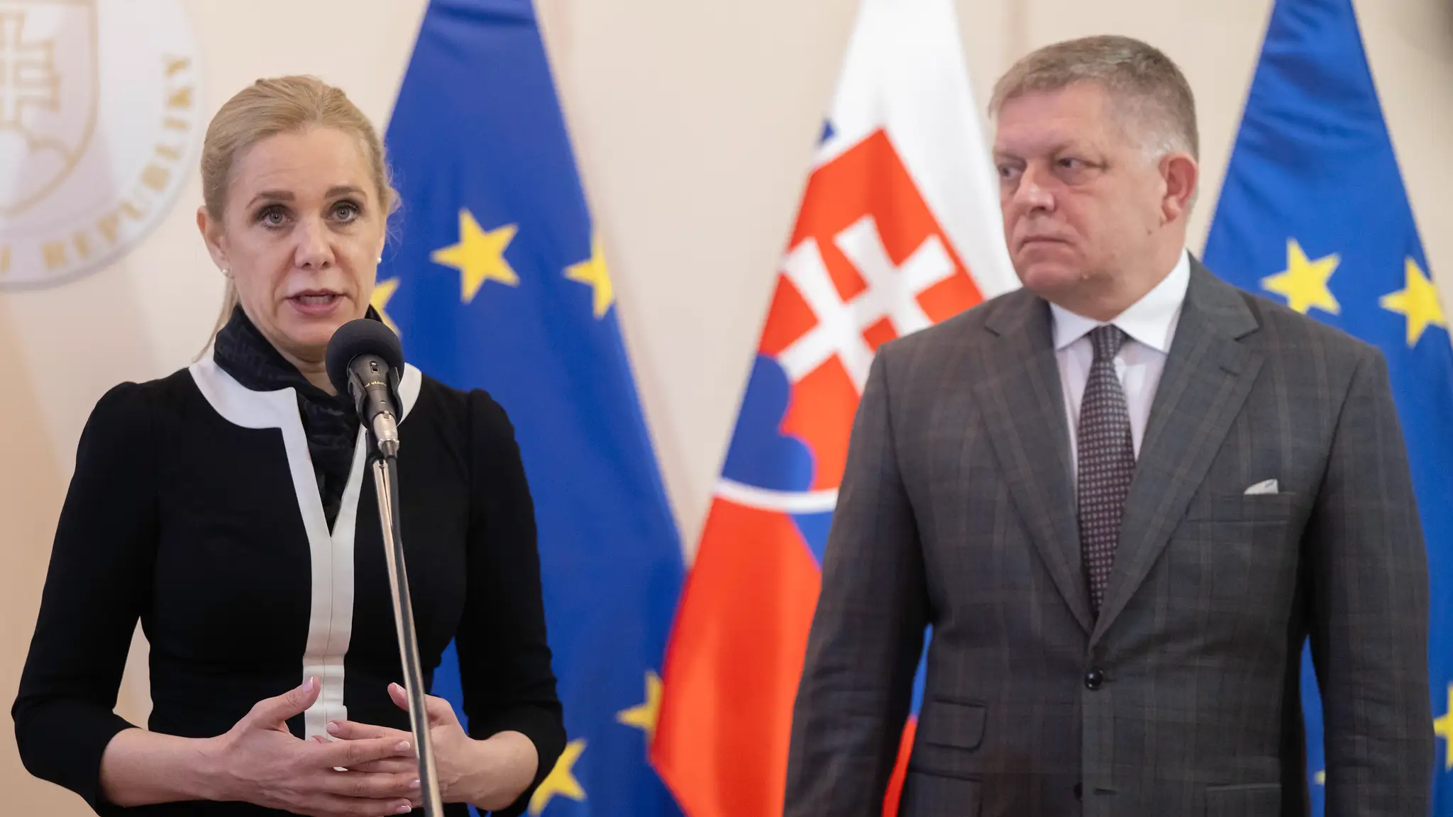 Na snímke predseda vlády SR Robert Fico (Smer-SD) a ministerka hospodárstva SR Denisa Saková (Hlas-SD) 