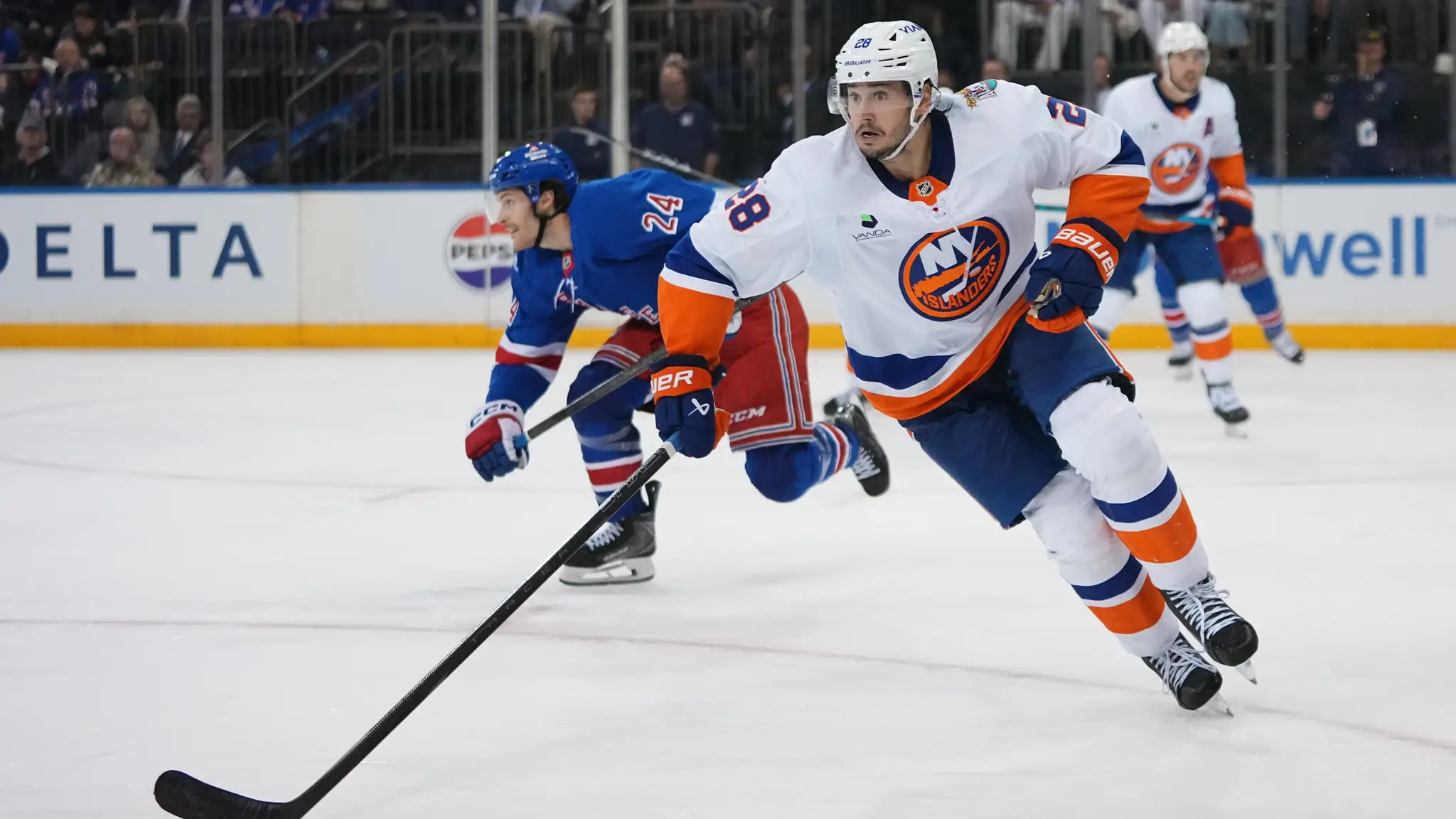 Obranca New Yorku Islanders Alexander Romanov.