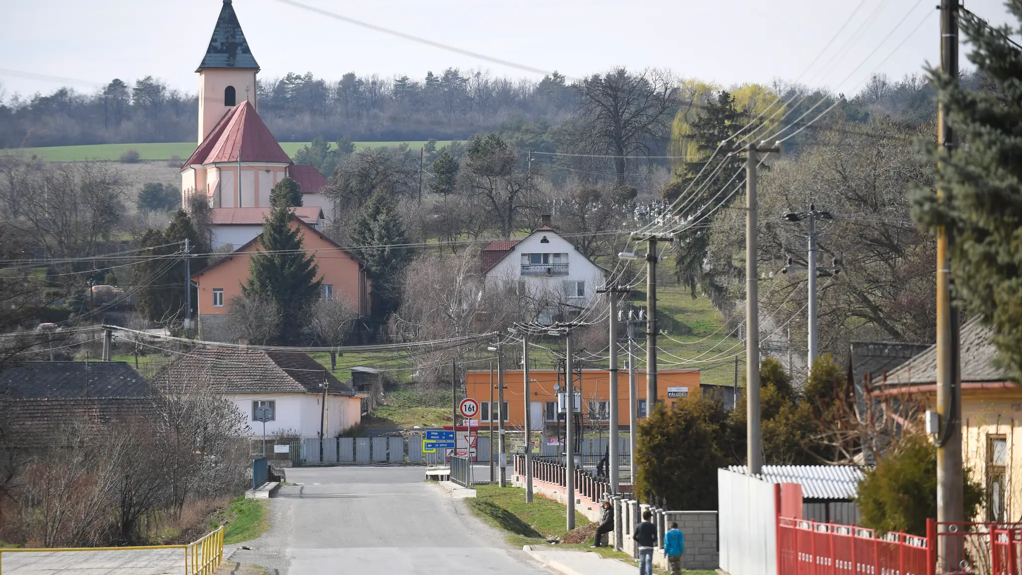 Na snímke z roku 2019 časť obce s kostolom sv. Ladislava v Kecerovciach.