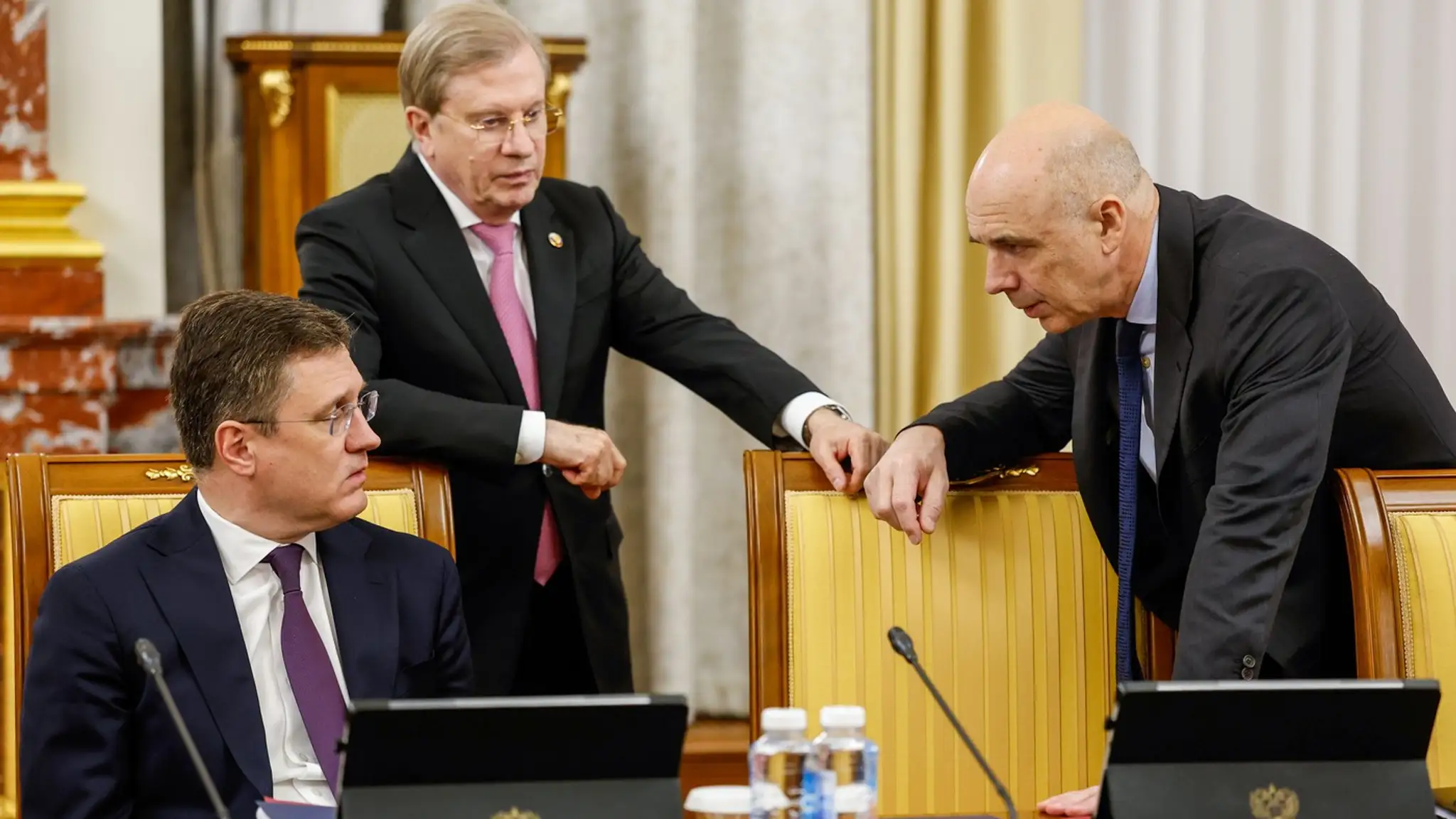 Ruskí podpredsedovia vlády Alexander Novak a Vitalij Saveljev a minister financií Anton Siluanov.