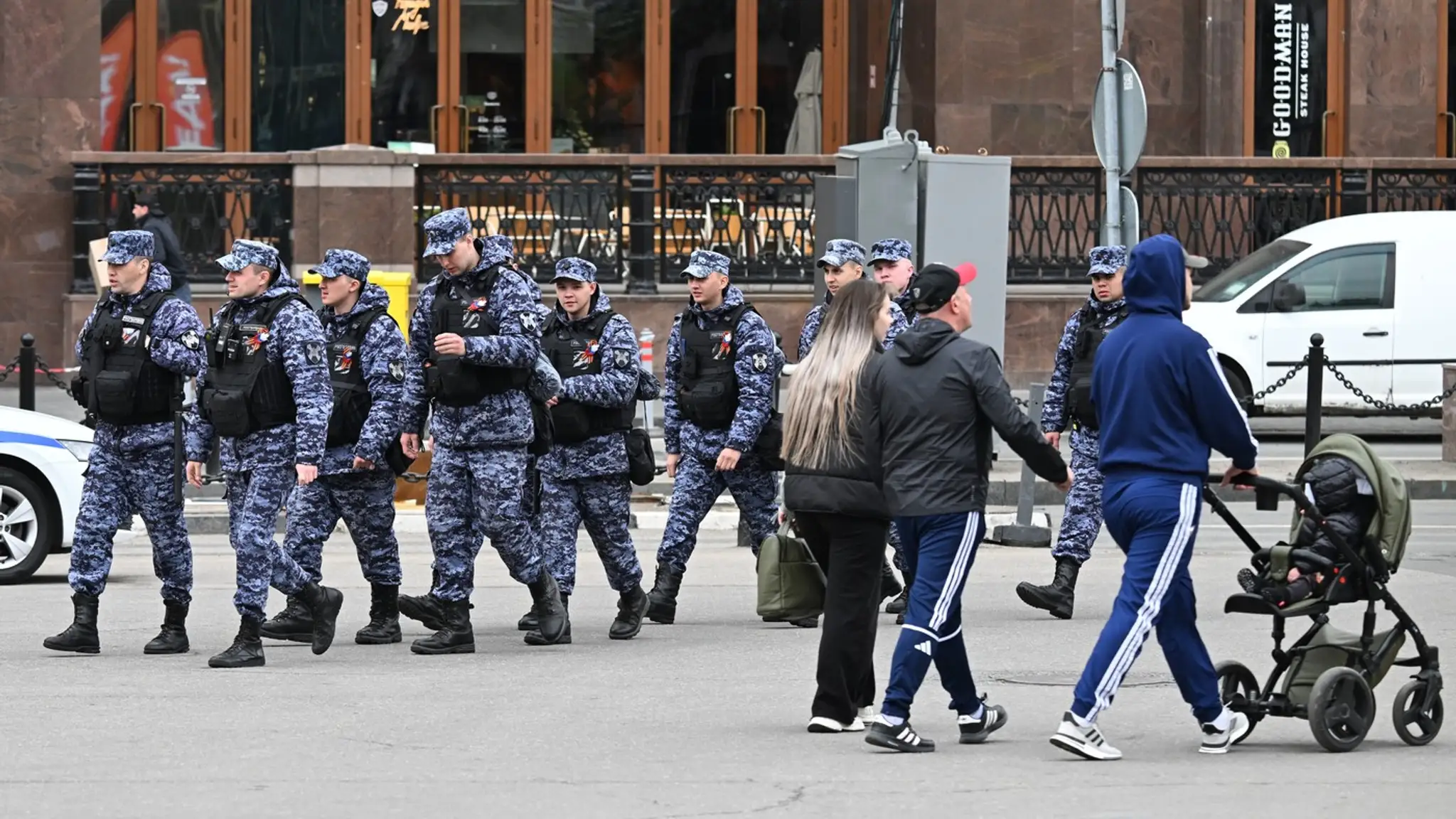 Príslušníci ruských jednotiek Národnej gardy hliadkujú na ulici v centre Moskvy.