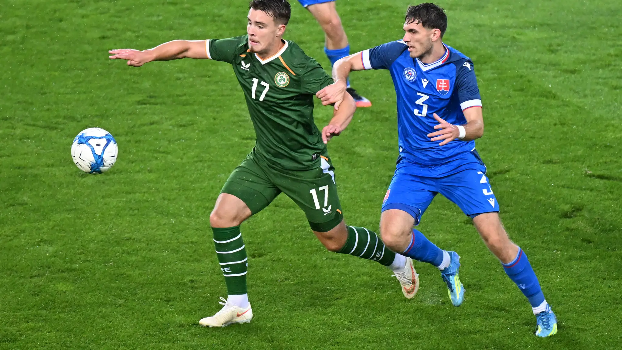 Na snímke sprava hráč Slovenska Filip Mielke a hráč Írska Thomas Lonergan.