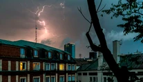 Spotrebiče nestačí len vypnúť. Expert vysvetľuje, prečo počas búrky treba elektroniku úplne odpojiť
