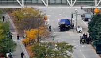 New York má tajomného hrdinu: Útočníkovi z Manhattanu vykopol zbrane z rúk