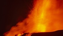OBRAZOM: Etna dala o sebe opäť vedieť. Chrlila červenú lávu, kúdoly dymu dosahovali obrovskú výšku