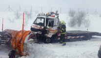 Išiel pomáhať vodičom z reťazovej nehody, možno príde o nohu. Odťahovka sa zrazila so snežným pluhom!