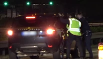 VIDEO: Zvedavec si nakrúcal tragickú nehodu. Policajt ho schladil šokovou terapiou