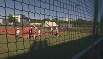 Hoci sa sezóna letných táborov už začala, mnohé sú poloprázdne. Rodičom prekáža jedna vec