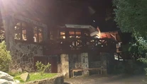 V kolibe na Štrbskom plese sa strieľalo, ľudia v panike utekali a vrhali sa pod stoly