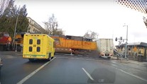 VIDEO: Kamionista ignoroval svetelné znamenie aj závory. Zrážku s vlakom zachytila kamera