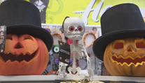 Mladí na Halloween predvádzajú nápadité masky. Najviac trendy kostým inšpirovala nedávna lúpež