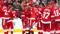 Detroit rozhodol o výhre gólom v oslabení. Red Wings však prišli o brankársku jednotku
