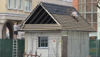 V centre Žiliny vyrástla ľudová chalúpka. Mesto chce s čiernou stavbou radikálne zatočiť