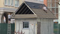 V centre Žiliny vyrástla ľudová chalúpka. Mesto chce s čiernou stavbou radikálne zatočiť