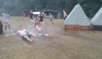 Českí skauti dobyli videom šantenia v blate celý svet. Pripomenie vám krásne detstvo