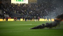 VIDEO: Besnenie fanúšikov vo Francúzsku. Nespokojný dav vtrhol priamo na trávnik, zápas nedohrali