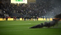 VIDEO: Besnenie fanúšikov vo Francúzsku. Nespokojný dav vtrhol priamo na trávnik, zápas nedohrali