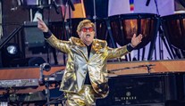 Elton John sa rozlúčil vo veľkom. Posledným koncertom v Británii uzatvoril festival Glastonbury