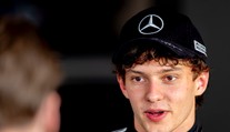 Kvalifikácia v Japonsku pre tínedžera Antonelliho, dominovali Mercedesy. Verstappen mimo Top 10