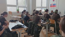 Slovensko má prvú vojenskú triedu na strednej škole: Mladí sa učia obranu, logiku, streľbu a dostanú štipendium