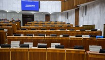 „Maniere diktátorov a totalít.“ Opozícia považuje ukončenie rozpravy ku konsolidácii za aroganciu